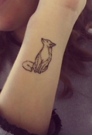 小动物纹身 女生手腕上黑色的狐狸纹身图片