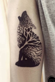 手臂纹身图片 男生手臂上树枝和狼纹身图片