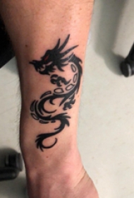 手臂纹身图片 男生手臂上黑色的龙纹身图片