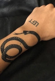 手背纹身 男生手背上英文和蛇纹身图片