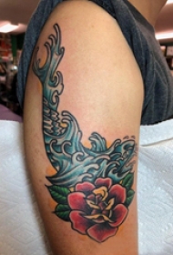双大臂纹身 男生大臂上花朵和鲸鱼纹身图片