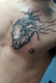 胸部纹身男 男生胸部黑色的心脏纹身图片