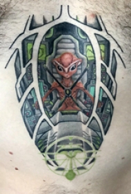 胸部纹身男 男生胸部彩色的外星人纹身图片