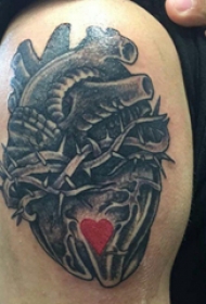 心脏纹身 男生手臂上心脏纹身图片