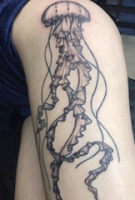 水母纹身 女生大腿上水母纹身图片