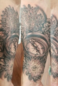 纹身指南针 男生手臂上指南针纹身图片