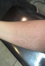 植物纹身 女生手臂上白色的花朵纹身图片