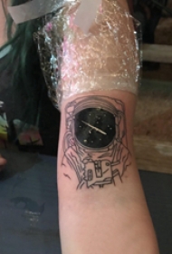 宇航员纹身图案 女生手臂上宇航员纹身图案