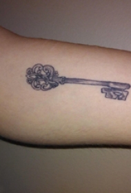 钥匙纹身图案 男生手臂上钥匙纹身图案