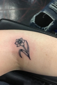 植物纹身 女生手臂上黑色的花朵纹身图片