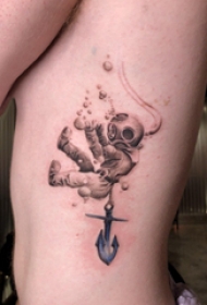 宇航员纹身图案 女生侧肋上宇航员纹身图案
