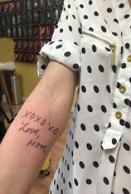 花体英文纹身 女生手臂上花体英文纹身图片