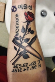 玫瑰纹身图 女生手臂上玫瑰纹身图片
