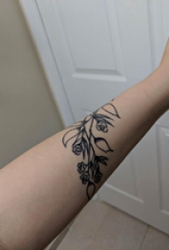 文艺花朵纹身 女生手臂上花朵纹身图片