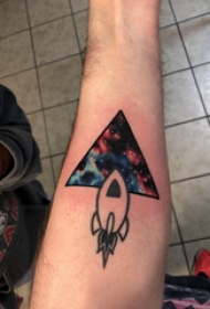 几何元素纹身 男生手臂上三角形和火箭纹身图片