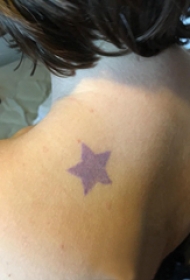 彩色五角星纹身 女生肩部彩色的五角星纹身图片
