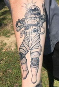 手臂纹身图片 女生手臂上黑色的宇航员纹身图片