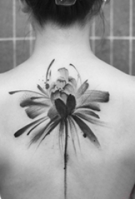 后背纹身女 女生后背上黑色的花朵纹身图片