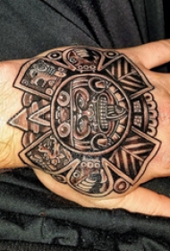 玛雅纹身图腾 男生手部上部落图腾纹身图片