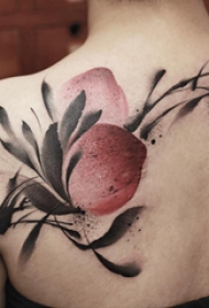 后肩纹身 女生后肩上水墨的花朵纹身图片
