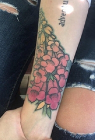 花卉纹身  女生手臂上彩色的花卉纹身图片