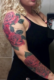 花朵纹身 女生手臂上彩色的玫瑰花臂纹身图片