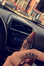 简约手指纹身 女生手指上黑色的玫瑰纹身图片
