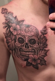 骷髅纹身 男生胸上骷髅和花卉纹身图片