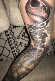 人物肖像纹身  女生腿上素描的人物肖像纹身图片