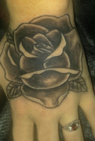 手背纹身 女生手背上黑色的玫瑰纹身图片