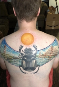 后背纹身男 男生后背上太阳和昆虫纹身图片
