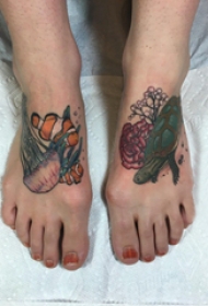 脚背纹身 女生脚背上小丑鱼和海龟纹身图片
