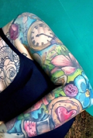 花臂纹身 女生手臂上花朵和钟表纹身图片