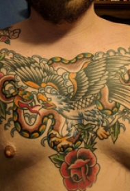 蛇和老鹰纹身  男生胸前创意的蛇和老鹰纹身图片