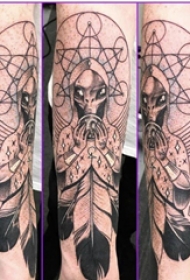 手臂纹身图片 男生手臂上圆形和外星人纹身图片