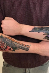 手臂纹身图片 男生手臂上花朵和枪纹身图片