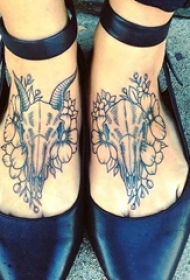 脚背纹身 女生脚背上花朵和动物骨头纹身图片