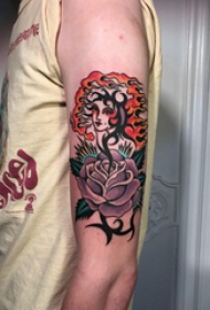 美女纹身 男生手臂上美女与植物纹身图片