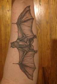 手臂纹身图片 男生手臂上黑色的蝙蝠纹身图片