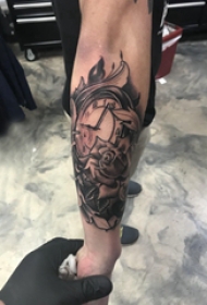 手臂纹身图片 男生手臂上玫瑰和时钟纹身图片
