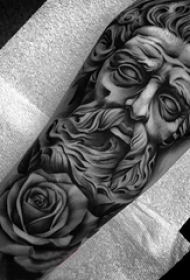 手臂纹身素材 男生手臂上玫瑰和人物纹身图片
