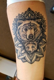 手臂纹身图片 男生手臂上梵花和熊纹身图片