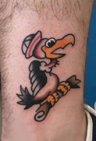 纹身卡通 男生手臂上彩色的卡通秃鹰纹身图片