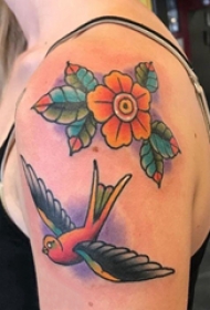 纹身肩部  女生肩部燕子和花朵纹身图片