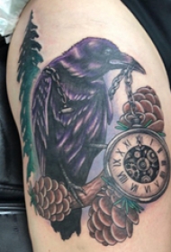 乌鸦纹身  女生大腿上乌鸦和钟表纹身图片