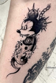 纹身卡通 男生小腿上黑色的米老鼠纹身图片