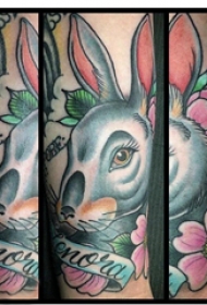 兔子纹身 女生手臂上兔子和花朵纹身图片