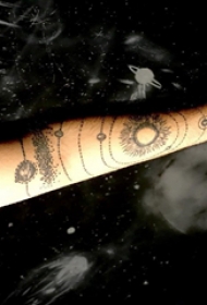 纹身星球 男生手臂上星球纹身图片