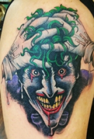 双大臂纹身 男生大臂上彩色的小丑纹身图片