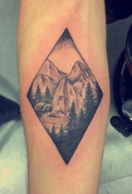 手臂纹身图片 男生手臂上黑色的山水风景纹身图片